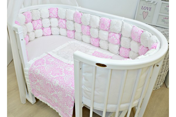 Набор постельного  в овальную кроватку "Дамасск розовый"помпоны 